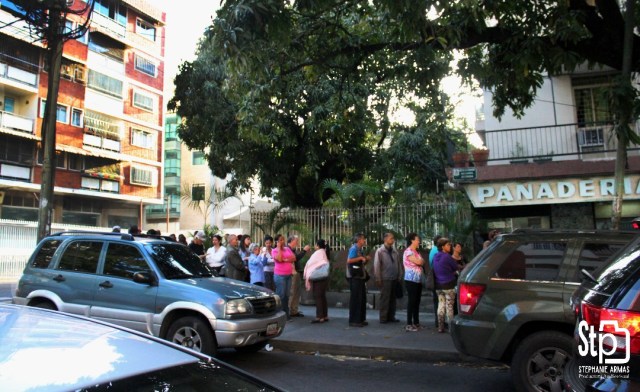 Colas de ciudadanos para cobrar la pensión en Altamira, Caracas a las 09:30 am | Foto: Stephanie Armas / La Patilla