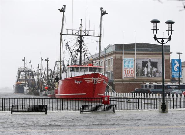 El agua del mar alcanza tierra e inunda las calles de Seaport Boulevard, durante una tormenta en el distrito Seaport de Boston, Massachusetts (Estados Unidos) hoy, 2 de marzo de 2018. EFE/ Greg Cooper