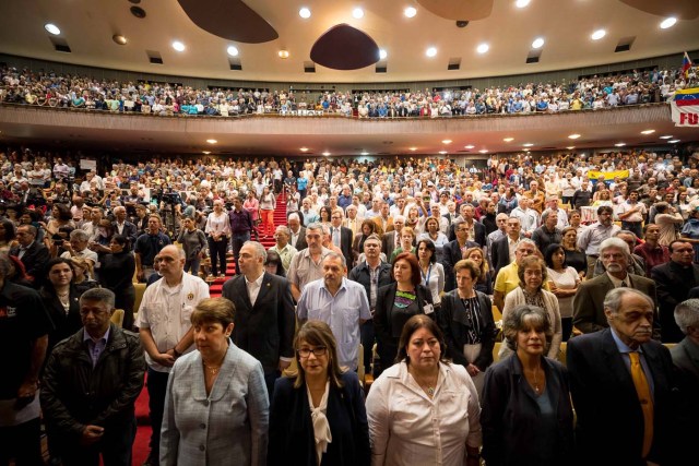 CAR03. CARACAS (VENEZUELA), 06/03/2018.- Cientos de personas asisten al aula magna de la Universidad Central de Venezuela donde se realiza el evento "Venezuela No Se Rinde" hoy, martes 6 de marzo del 2018, en Caracas (Venezuela). Sectores políticos y sociales contrarios al Gobierno de Nicolás Maduro celebraron hoy un multitudinario acto llamado "Venezuela no se rinde" en el que dieron el primer paso para la conformación de un "Frente Amplio Nacional" cuya creación definitiva está prevista para el próximo jueves. EFE/Miguel Gutiérrez