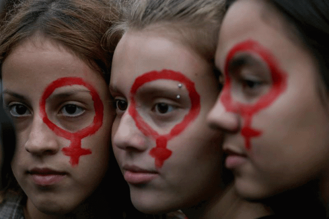 Cientos de mujeres marchan en conmemoración al Día Internacional de la Mujer. EFE/Fernando Bizerra 