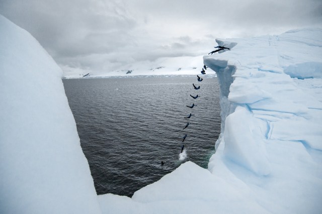 CLO02. ANTÁRTICA, 10/03/2018.- Fotografía sin fechar cedida por Red Bull Colombia que muestra un efecto de multiexposición mientras el clavadista Orlando Duque salta desde un iceberg, en la Antártica. El clavadista colombiano Orlando Duque saltó desde dos icebergs de gran altura en la Antártida, para cumplir así uno de sus grandes sueños, informó este sábado, 10 de marzo de 2018, su equipo de prensa. EFE/Cortesía Red Bull Colombia/SOLO USO EDITORIAL/NO VENTAS