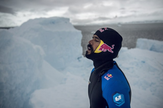 CLO03. ANTÁRTICA, 10/03/2018.- Fotografía sin fechar cedida por Red Bull Colombia que muestra al clavadista Orlando Duque al saltar desde un iceberg, en la Antártica. El clavadista colombiano Orlando Duque saltó desde dos icebergs de gran altura en la Antártida, para cumplir así uno de sus grandes sueños, informó este sábado, 10 de marzo de 2018, su equipo de prensa. EFE/Cortesía Red Bull Colombia/SOLO USO EDITORIAL/NO VENTAS