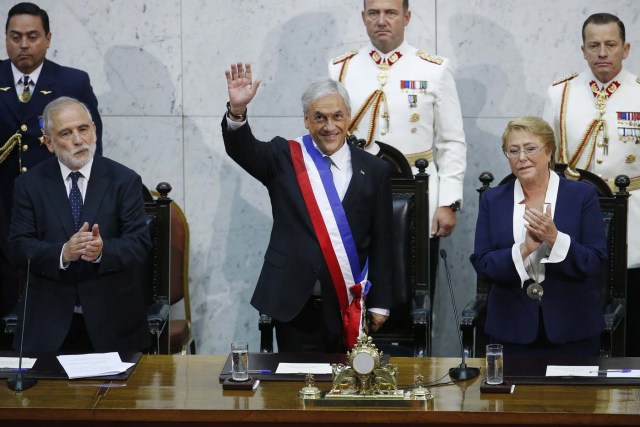 CH03. VALPARAÍSO (CHILE), 11/03/2018.- El presidente de Chile, Sebastián Piñera (i), recibe la banda presidencial de parte de la presidenta saliente, Michelle Bachelet (d), hoy, domingo 11 de marzo de 2018, en la sede del Congreso Nacional, en Valparaíso (Chile). El político conservador Sebastián Piñera Echenique, de 68 años, fue investido hoy presidente de Chile en una ceremonia solemne celebrada en la sede del Congreso, en el puerto de Valparaíso. EFE/Elvis González