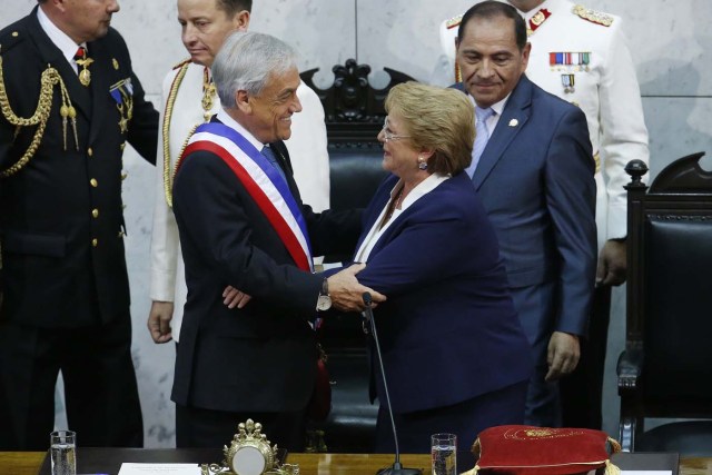 CH04. VALPARAÍSO (CHILE), 11/03/2018.- El presidente de Chile, Sebastián Piñera (i), recibe la banda presidencial de parte de la presidenta saliente, Michelle Bachelet (d), hoy, domingo 11 de marzo de 2018, en la sede del Congreso Nacional, en Valparaíso (Chile). El político conservador Sebastián Piñera Echenique, de 68 años, fue investido hoy presidente de Chile en una ceremonia solemne celebrada en la sede del Congreso, en el puerto de Valparaíso. EFE/Elvis González