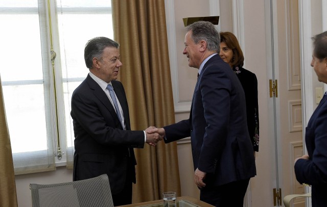 Fotografía cedida por la presidencia de Colombia del mandatario Juan Manuel Santos (i) quien le da la mano al director ejecutivo del Programa Mundial de Alimentos (PMA), David Beasley (d) hoy, lunes 12 de marzo de 2018, durante una reunión en Bogotá (Colombia). Beasley, aseguró hoy que le pedirá a los "líderes del mundo" que apoyen a Colombia a afrontar la crisis generada por la llegada masiva de migrantes venezolanos al país. "Para mí es muy importante decir a los líderes del mundo que vamos a apoyar a los colombianos, que lo tenemos que hacer inmediatamente y que la severidad de la crisis es tal que tenemos que ahora mismo hacer algo al respecto", afirmó. EFE/EFRAÍN HERRERA