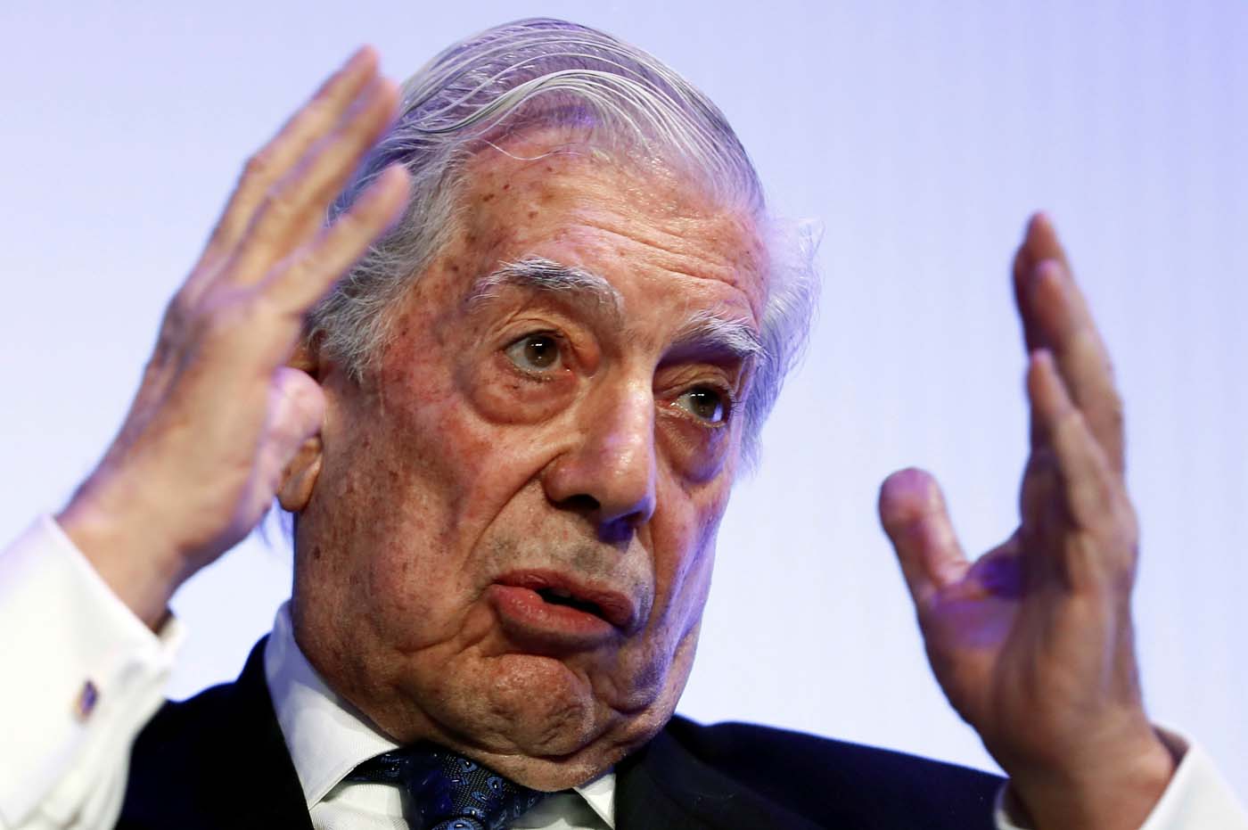 Vargas Llosa pide redoblar la presión internacional contra Maduro