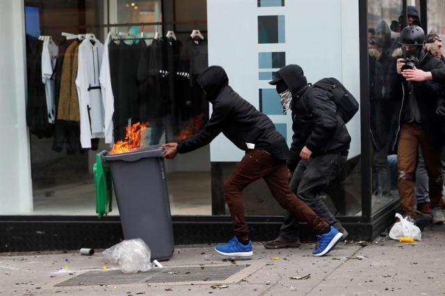 PARÍS (FRANCIA), 22/03/2018.- Manifestantes se enfrentan con la policía antidisturbios durante la huelga general de los servicios públicos y transportes en París (Francia) hoy, 22 de marzo de 2018. La huelga podría poner a prueba las reformas emprendidas por el presidente Emmanuel Macron. EFE/ Ian Langsdon