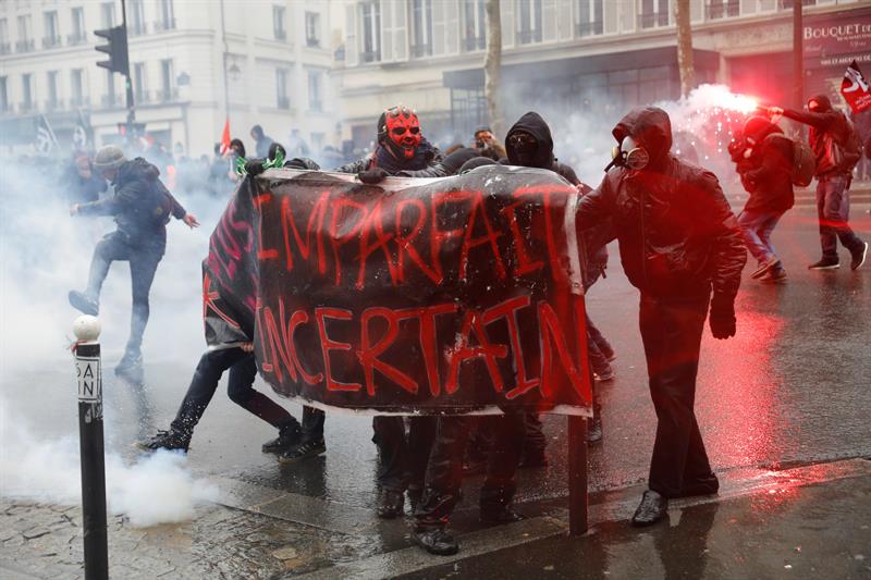 Ferroviarios y funcionarios movilizados ponen a prueba al gobierno francés (FOTOS)