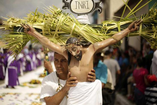 Fieles participan la procesión de los Cristos de Izalco, al oeste de El Salvador. Varios cientos de personas acudieron a dar gracias por un año más de vida y a participar en la única peregrinación cristiana protagonizada por la comunidad indígena siguiendo las costumbres ancestrales. EFE/Rodrigo Sura