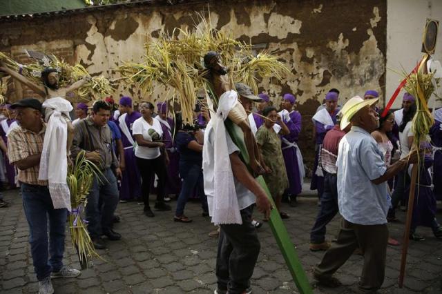 Fieles participan la procesión de los Cristos de Izalco, al oeste de El Salvador. Varios cientos de personas acudieron a dar gracias por un año más de vida y a participar en la única peregrinación cristiana protagonizada por la comunidad indígena siguiendo las costumbres ancestrales. EFE/Rodrigo Sura