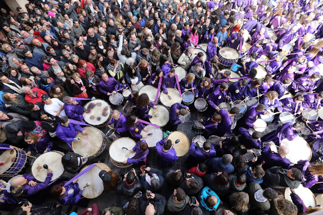 GRAF2951. SAMPER DE CALANDA (TERUEL) (ESPAÑA), 30/03/2018.-Tradicional acto de la Rompida de la hora en Calanda (Teruel), donde miles de tambores y bombos comienzan a tocar a la vez, un año más se ha cumplido la tradición en todas las poblaciones turolenses que conforman de la Ruta del Tambor y el Bombo, que cuenta desde 2014 con el reconocimiento de Fiesta de Interés Turístico Internacional. Del silencio se pasa al poderoso estruendo de tambores y bombos, primero acompasados al particular toque de cada población, después cada pequeño grupo tratando de imponer sobre el resto la potencia o calidad de su toque, que seguirán sonando sin descanso por todos y cada uno de los rincones de las calles. EFE/Antonio García