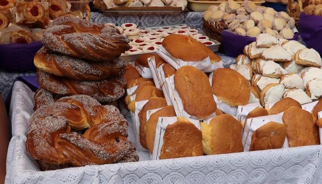 Fotografía de panes y pastelillos típicos de Semana Santa en la "Feria de la Dulce Empanada" este jueves, 29 de marzo de 2018, en La Paz (Bolivia). Las llagas de Cristo, la corona con que le crucificaron o los peces que milagrosamente multiplicó se comen en la Semana Santa boliviana, convertidos en una variedad de panes, pastelillos y bizcochos típicos de la Pascua. EFE/Martín Alipaz