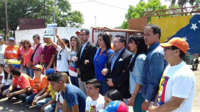 Los defensores, quienes se concentraron en las afueras del penal de Tocuyito, también exigieron la liberación de Alexander Tirado (Foto extraída de las redes sociales)