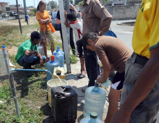 Las colas para abastecerse de agua se hacen día y noche (Foto Ángel Chacón)