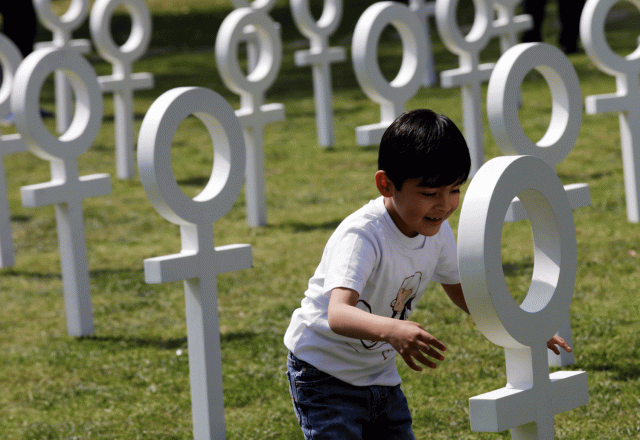 Un niño aparece junto a algunos símbolos de Venus durante un evento donde ONU Mujeres y grupos de derechos lanzaron una campaña contra la violencia hacia las mujeres, en la Ciudad de México. REUTERS/ Henry Romero 