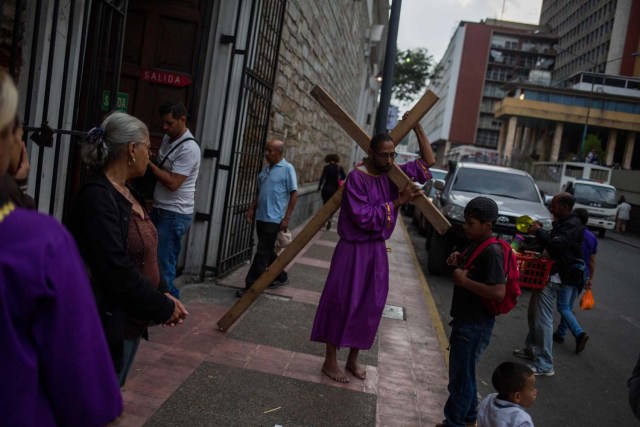 CARACAS (VENEZUELA), 28/03/2018.- Penitentes del Nazareno de San Pablo acompañan la procesión anual del Miércoles Santo en la Basílica de Santa Teresa hoy, miércoles 28 de marzo de 2018, en Caracas (Venezuela). Miles de caraqueños saludaron hoy al Nazareno de San Pablo con peticiones de que traiga paz al país y para darle gracias por cumplir sus peticiones en la procesión más representativa de la Semana Santa en la capital venezolana. EFE/Cristian Hernández