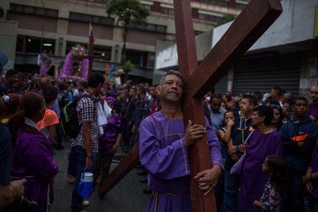 CARACAS (VENEZUELA), 28/03/2018.- Penitentes del Nazareno de San Pablo acompañan la procesión anual del Miércoles Santo en la Basílica de Santa Teresa hoy, miércoles 28 de marzo de 2018, en Caracas (Venezuela). Miles de caraqueños saludaron hoy al Nazareno de San Pablo con peticiones de que traiga paz al país y para darle gracias por cumplir sus peticiones en la procesión más representativa de la Semana Santa en la capital venezolana. EFE/Cristian Hernández