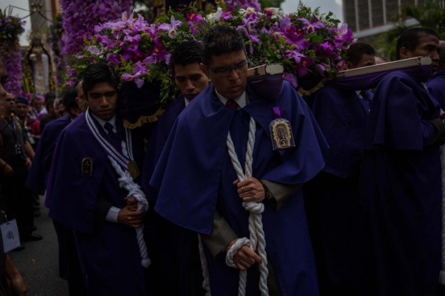 CARACAS (VENEZUELA), 28/03/2018.- Fieles del Nazareno de San Pablo acompañan la procesión anual del Miércoles Santo en la Basílica de Santa Teresa hoy, miércoles 28 de marzo de 2018, en Caracas (Venezuela). Miles de caraqueños saludaron hoy al Nazareno de San Pablo con peticiones de que traiga paz al país y para darle gracias por cumplir sus peticiones en la procesión más representativa de la Semana Santa en la capital venezolana. EFE/Cristian Hernández