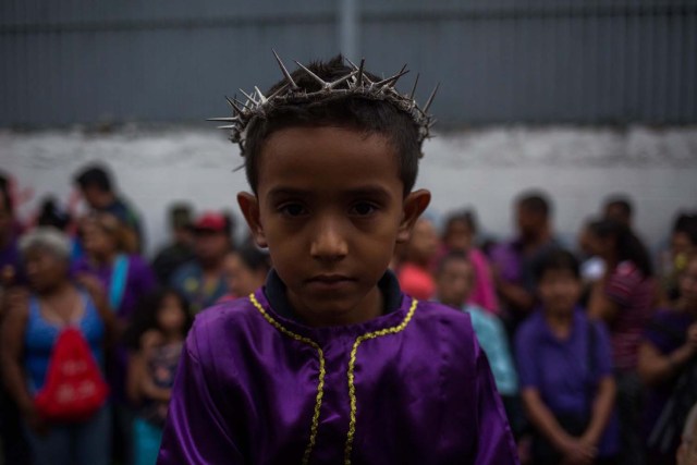 CARACAS (VENEZUELA), 28/03/2018.- Fieles del Nazareno de San Pablo acompañan la procesión anual del Miércoles Santo en la Basílica de Santa Teresa hoy, miércoles 28 de marzo de 2018, en Caracas (Venezuela). Miles de caraqueños saludaron hoy al Nazareno de San Pablo con peticiones de que traiga paz al país y para darle gracias por cumplir sus peticiones en la procesión más representativa de la Semana Santa en la capital venezolana. EFE/Cristian Hernández