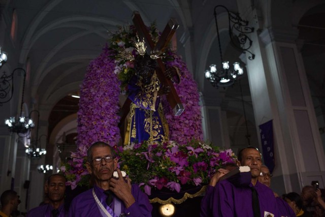 CARACAS (VENEZUELA), 28/03/2018.- Fieles del Nazareno de San Pablo acompañan la procesión anual del Miércoles Santo en la Basílica de Santa Teresa hoy, miércoles 28 de marzo de 2018, en Caracas (Venezuela). Miles de caraqueños saludaron hoy al Nazareno de San Pablo con peticiones de que traiga paz al país y para darle gracias por cumplir sus peticiones en la procesión más representativa de la Semana Santa en la capital venezolana. EFE/Cristian Hernández