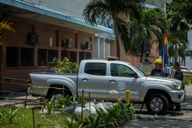 VALENCIA (VENEZUELA), 28/03/2018.- Miembros de la Policía y Bomberos permanecen hoy, miércoles 28 de marzo de 2018, en las inmediaciones del centro de reclusión de la Policía Estatal de Carabobo (centro) en Valencia (Venezuela). Un motín en el centro de reclusión de la Policía de Carabobo (centro) de Venezuela dejó hoy cinco reclusos muertos y dos policías heridos, según medios locales. EFE/Miguel Gutiérrez