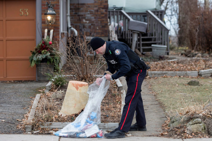 Hallan restos humanos en macetas del jardín de un asesino serial en Canadá