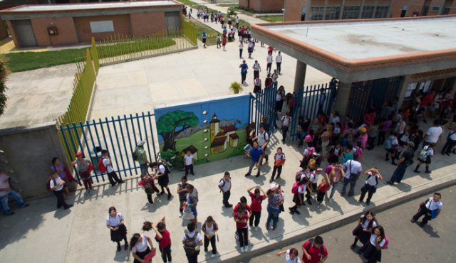 ¿Qué tanto sufre un niño venezolano que llega a estudiar a Colombia?