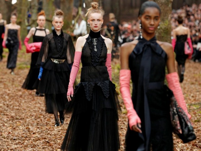 Modelos desfilan  creación del diseñador alemán Karl Lagerfeld como parte de su colección de Otoño / Invierno 2018-2019 femenina para la casa de moda Chanel en el Grand Palais durante la Semana de la Moda de París, Francia /Foto Reuters 