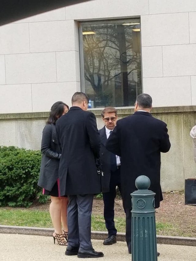 Lacava en las oficinas del Congreso, edificio Dirson para reunirse probablemente con Caleb Mc Carry (Foto cortesía)