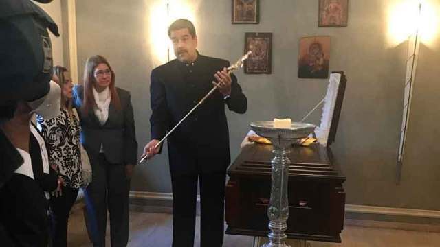 Maduro entregando réplica de la Espada del Libertador Simón Bolívar/ Foto: @VillegasPoljak