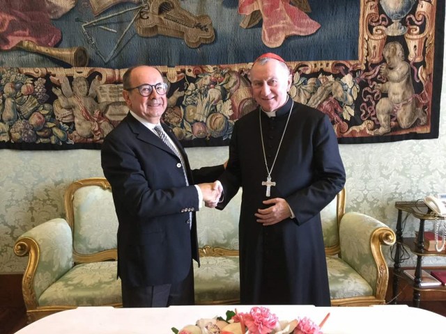 Hiram Gaviria, presidente de Puente, junto a Pietro Parolin  // Foto Prensa