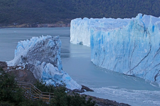 MD03. EL CALAFATE (ARGENTINA), 13/03/2018.- Fotografía cedida por Télam y fechada este lunes, 12 de marzo de 2018, muestra una vista parcial del glaciar Perito Moreno, en El Calafate (Argentina). El derrumbe natural de la parte más emblemática del glaciar Perito Moreno, sobre la península Magallanes del Lago Argentino, provocó inundaciones en la cercana localidad de El Calafate por lo que fueron evacuados algunos vecinos para evitar riesgos, confirmaron hoy, martes 13 de marzo de 2018, fuentes oficiales a Efe. EFE/Oscar Rubilar/Cortesía Télam/SOLO USO EDITORIAL/NO VENTAS