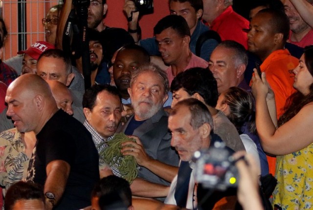 El ex presidente brasileño Luiz Inácio Lula da Silva (C) deja la Unión Metalúrgica en camino al aeropuerto de Sao Paulo, en Sao Bernardo do Campo, estado de Sao Paulo, Brasil, el 7 de abril de 2018. El líder electoral y controvertido icono de la izquierda brasileña dijo el sábado que cumplirá con una orden de arresto para comenzar una sentencia de 12 años por corrupción. "Cumpliré con su orden", dijo a una multitud de seguidores.  Thiago Bernardes / Frame Photo / AFP