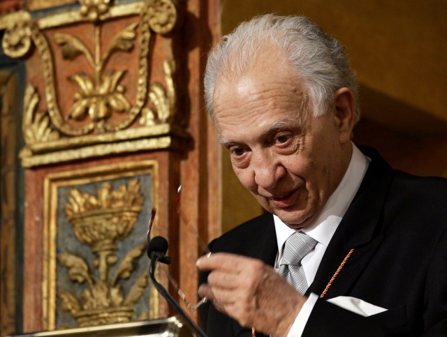 (FILES) In this file photo taken on April 21, 2006 Mexican writer Sergio Pitol takes off his glasses as he delivers a speech after receiving the Literature Premio Cervantes award at the University of Alcala, near Madrid. Pitol passed away in Mexico on April 12, 2018 at 85. / AFP PHOTO / POOL / Sergio PEREZ