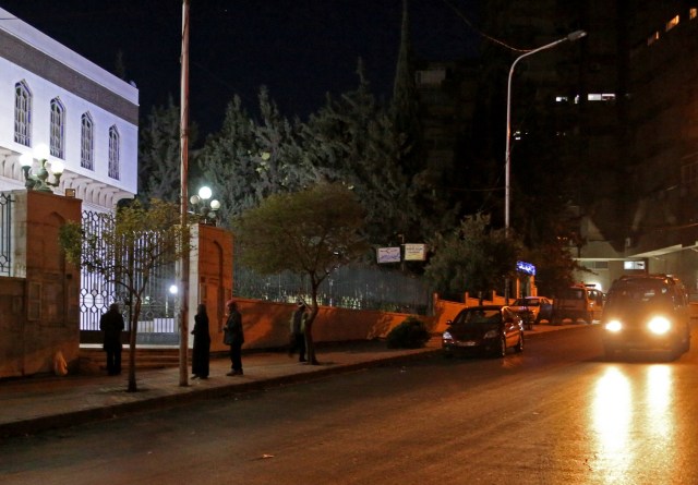 Una foto tomada en la madrugada del 14 de abril de 2018 muestra a las personas que llegan a una mezquita en el barrio Mazze de Damasco para la oración musulmana al amanecer, tras las huelgas de Estados Unidos, Francia y Gran Bretaña contra el gobierno sirio.Los ataques occidentales de la madrugada del sábado afectaron las bases militares sirias y los centros de investigación de la capital y el centro del país, dijo un monitor, mientras Estados Unidos, Francia y Gran Bretaña anunciaban una operación conjunta. / AFP PHOTO / STRINGER