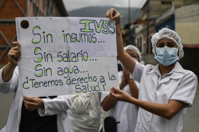 Health workers and patients protest for the lack of medicines, medical supplies and poor conditions in hospitals, in Caracas on April 17, 2018. Doctors and nurses protest against the health crisis in Venezuela, currently in the midst of a deep economic and political crisis and where health authorities have reported a rise in vaccine-preventable diseases. / AFP PHOTO / Luis ROBAYO