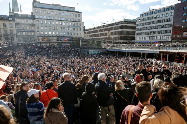 Los fanáticos del DJ, remixer, productor musical y cantante sueco Tim Bergling, mejor conocido por su nombre artístico "Avicii" se reúnen en su memoria en Sergels Torg en el centro de Estocolmo, Suecia, el 21 de abril de 2018 un día después de que el artista fuera encontrado muerto en la edad de 28. Avicii, uno de los DJs más exitosos del mundo que ayudó a marcar el comienzo del auge mundial de la música electrónica, pero que tuvo problemas para lidiar con el estilo de vida duro, murió el 20 de abril de 2018 en Omán, dijo su representante. / AFP PHOTO / TT Agencia de Noticias / Fredrik PERSSON / Suecia OUT