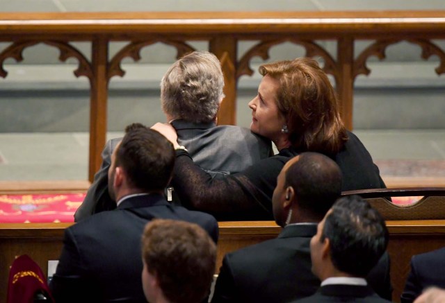 Former US President George H.W. Bush with his daughter Dorothy "Doro" Bush Koch listen during the funeral mass for former US First Lady Barbara Bush at St. Martin's Episcopal Church on April 21, 2017, in Houston Texas. / AFP PHOTO / POOL / Jack Gruber