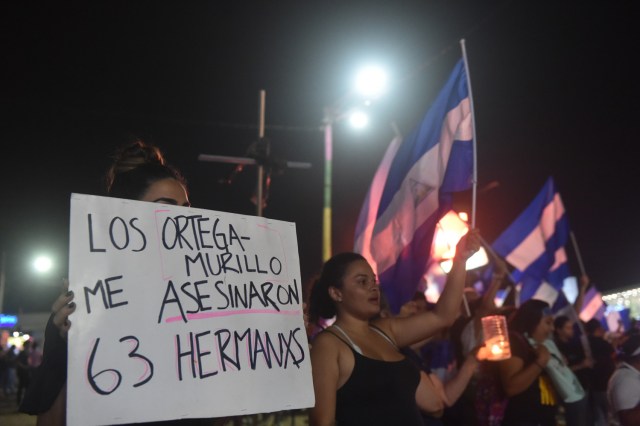 Los estudiantes portan velas durante una protesta que exige al presidente nicaragüense Daniel Ortega y su esposa, la vicepresidenta Rosario Murillo que renuncien, en Managua el 27 de abril de 2018. / AFP PHOTO / RODRIGO ARANGUA