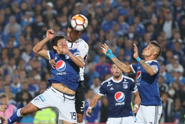 BOG110. BOGOTÁ (COLOMBIA), 28/02/2018.- Roberto Ovelar (i) de Millonarios disputa un balón con Lucca (2i) de Corinthians hoy, miércoles 28 de febrero de 2018, durante un partido de la Copa Libertadores entre Millonarios de Colombia y Corinthians de Brasil en el estadio El Campín en Bogotá (Colombia). EFE/MAURICIO DUEÑAS CASTAÑEDA