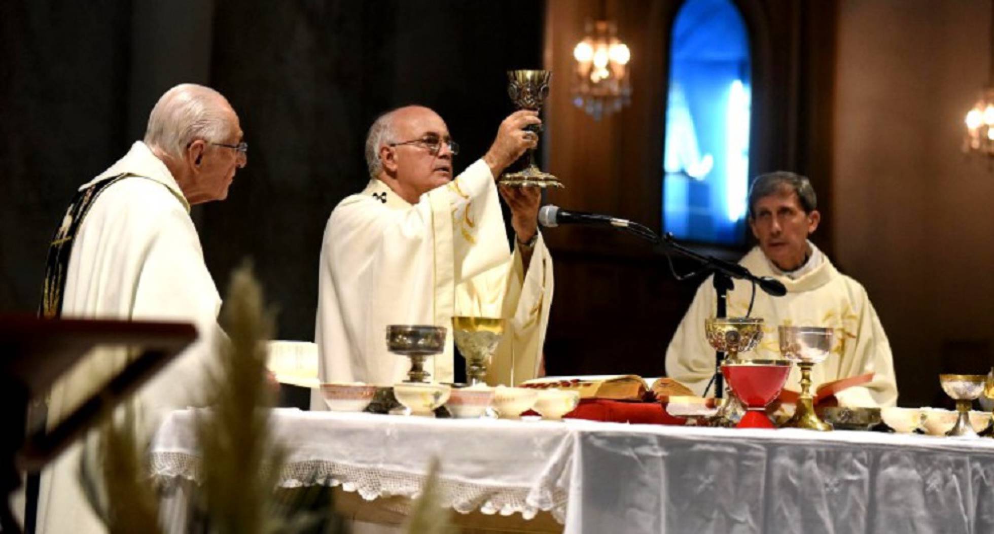 Iglesia argentina prohíbe a los curas tocar a los niños para prevenir abusos