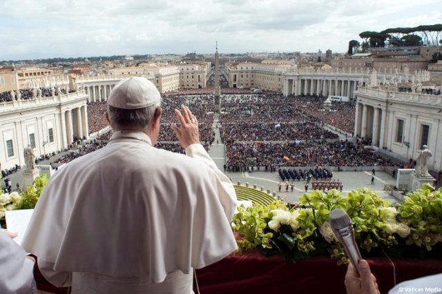 El Papa Francisco aparece en el balcón principal de la Basílica de San Pedro antes de su mensaje "Urbi et Orbe", en Ciudad del Vaticano, Abril 1, 2018. Fotografía cedida por L'Osservatore Romano vía REUTERS. ATENCIÓN EDITORES, ESTA IMAGEN FUE CEDIDA POR UN TERCERO