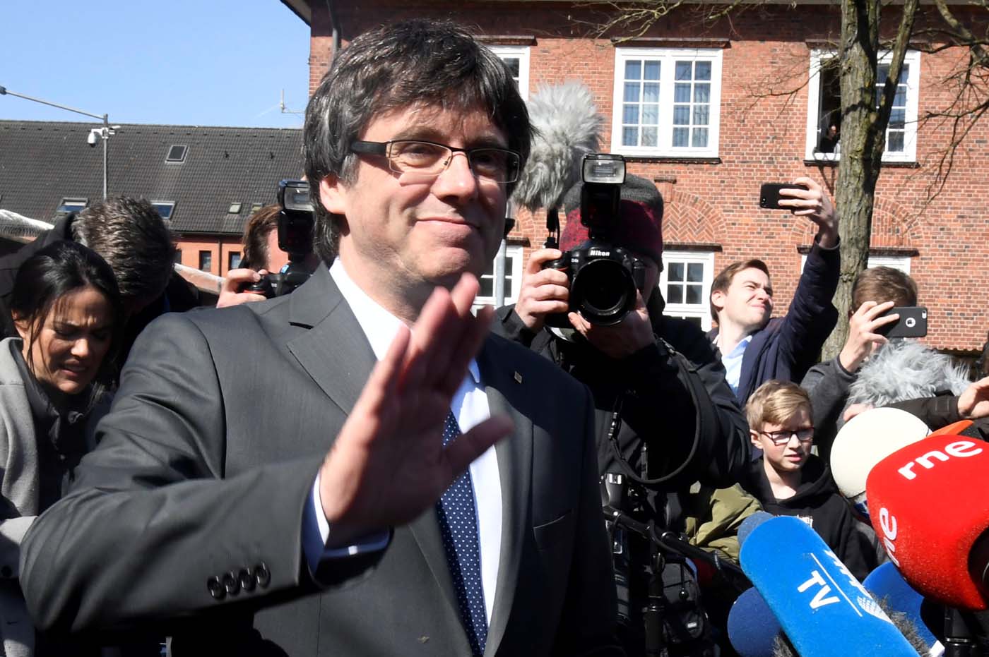 Tribunal español suspende la ley que permitía investir a Puigdemont