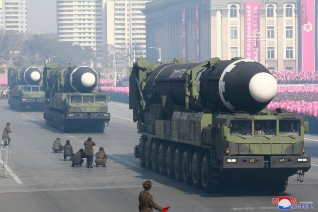 Misiles balísticos intercontinentales en un desfile militar para celebrar el 70 aniversario de la fundación del Ejército Popular Coreano en la Plaza Kim Il Sung en Pyongyang, en esta foto divulgada por la Agencia Central de Noticias de Corea del Norte (KCNA), 9 de febrero de 2018. KCNA/vía REUTERS. Foto provista por terceros. Reuters no puede verificar su autenticidad de forma independiente.