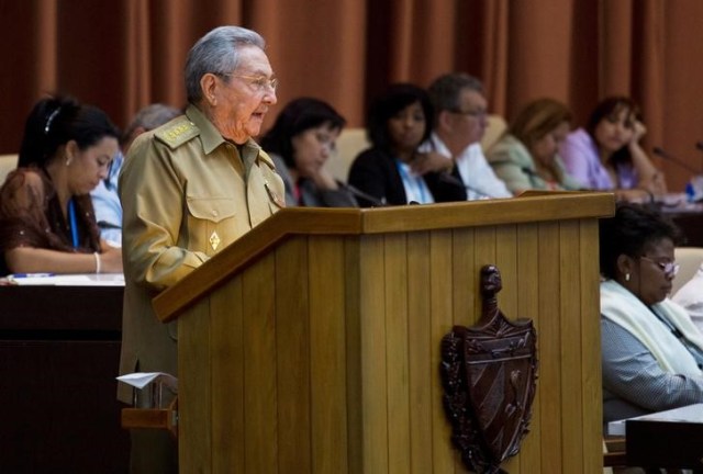 En la imagen de archivo el Presidente de Cuba, Raúl Castro, pronuncia un discurso durante la Asamblea Nacional en La Habana, Cuba, el 21 de diciembre de 2017. Irene Pérez / Cortesía de Cubadebate / Hoja de trabajo de Reuters. ATENCIÓN EDITORES: ESTA FOTO FUE PROPORCIONADA POR UN TERCERO.