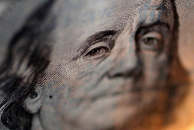 El retrato de Benjamin Franklin en un billete de 100 dólares en una casa de cambios de la cadena Interbank en Tokio, sep 9, 2010.  REUTERS/Yuriko Nakao/File Photo