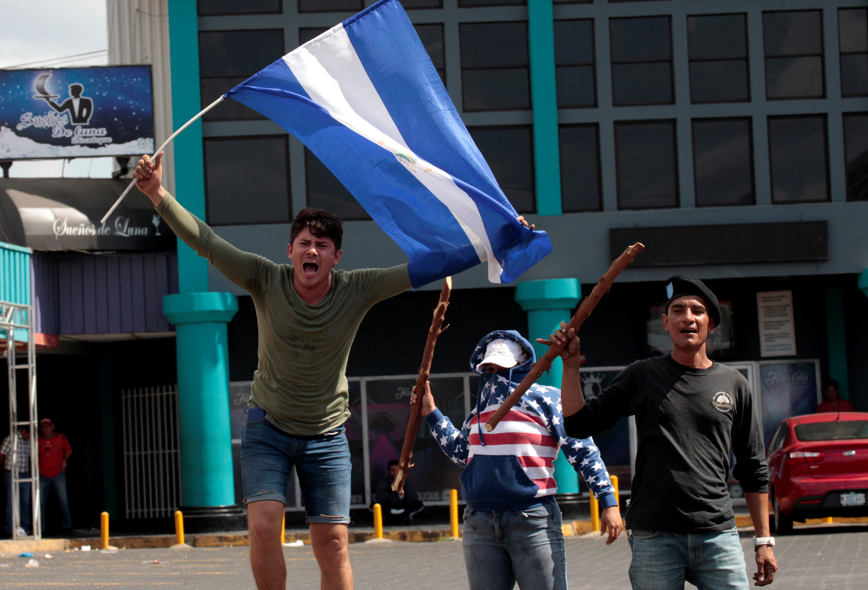 Ortega sigue bajo presión tras revocar medida que desató protestas en Nicaragua