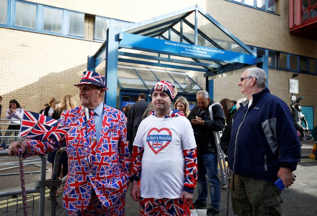 Los partidarios de la familia real están fuera del Lindo Wing del St Mary's Hospital después de que la británica Catherine, la duquesa de Cambridge, fuera admitida después del parto antes del nacimiento de su tercer hijo, en Londres, el 23 de abril de 2018. REUTERS / Henry Nicholls