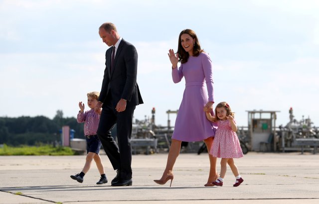 El príncipe Guillermo de Gran Bretaña, el duque de Cambridge, su esposa la princesa Catherine, la duquesa de Cambridge, el príncipe Jorge y la princesa Charlotte caminan en el aeródromo de Hamburgo Finkenwerder, Alemania, el 21 de julio de 2017. REUTERS / Christian Charisius / File Photo