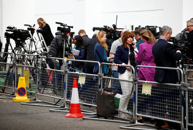 Cámaras y periodistas se paran frente al Lindo Wing del St Mary's Hospital después de que la británica Catherine, la duquesa de Cambridge, fuera admitida después de comenzar a trabajar antes del nacimiento de su tercer hijo, en Londres, el 23 de abril de 2018. REUTERS / Henry Nicholls